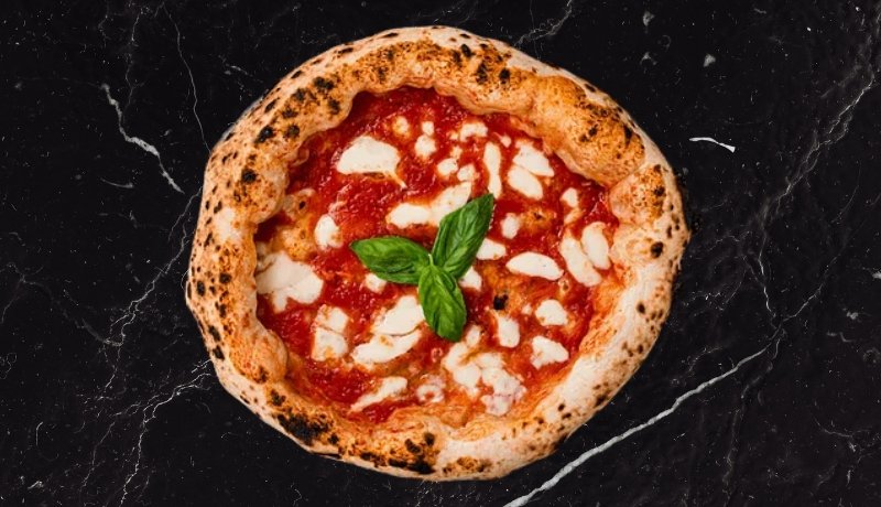 Pizza napolitana auténtica cocida en horno de leña en FILO Ristorante, restaurante italiano en Retiro Buenos Aires